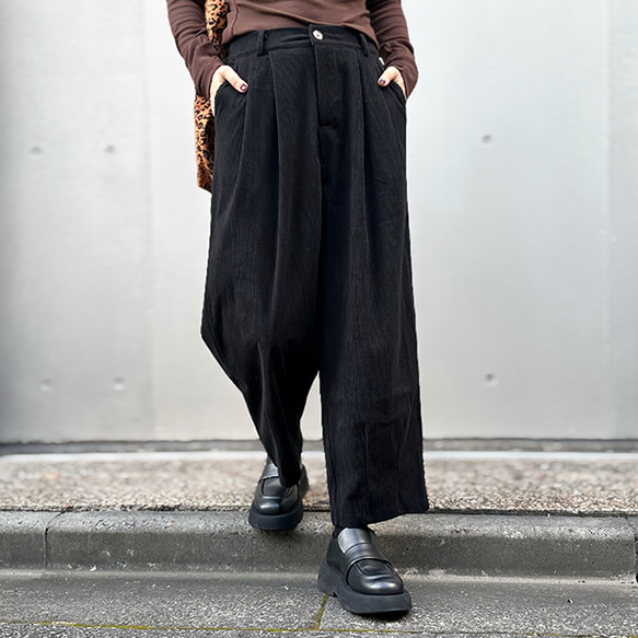 再販【2025新作】大人かわいいコーデュロイ半ゴム仕立てタックワイドパンツ（ブラック）25044BK 3枚目の画像