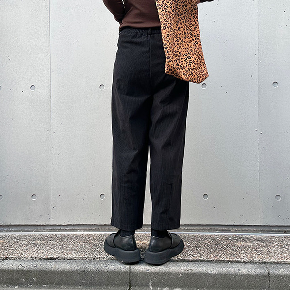 再販【2025新作】大人かわいいコーデュロイ半ゴム仕立てタックワイドパンツ（ブラック）25044BK 5枚目の画像