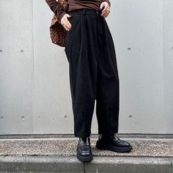 再販【2025新作】大人かわいいコーデュロイ半ゴム仕立てタックワイドパンツ（ブラック）25044BK 4枚目の画像