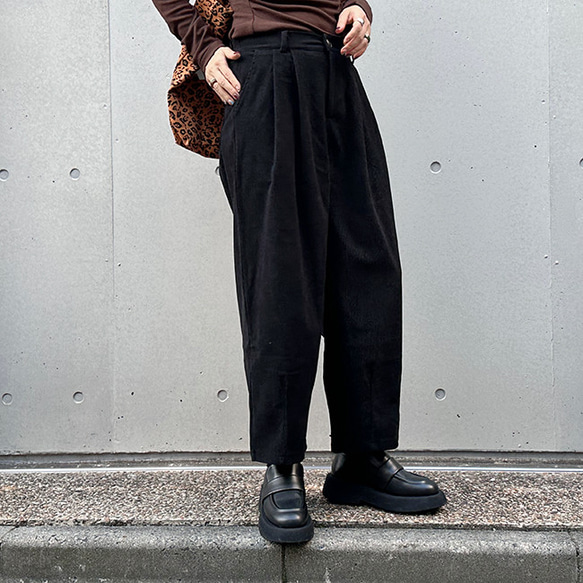 再販【2025新作】大人かわいいコーデュロイ半ゴム仕立てタックワイドパンツ（ブラック）25044BK 4枚目の画像