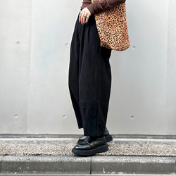 再販【2025新作】大人かわいいコーデュロイ半ゴム仕立てタックワイドパンツ（ブラック）25044BK 2枚目の画像