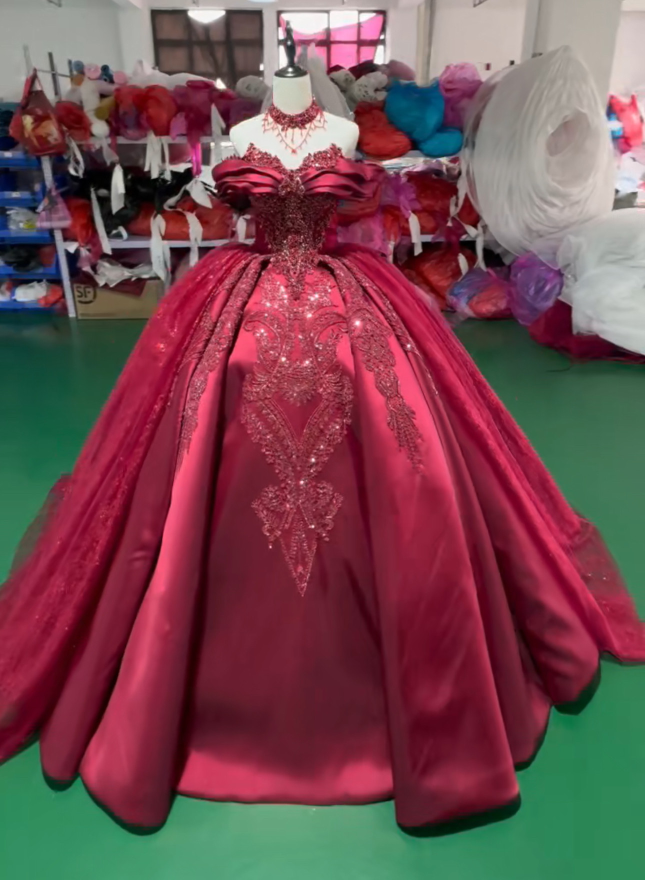 激安　ネックレス　ピカピカ　サテン赤レッド　オフショルダー　二の腕カバー　胸フリル　カラードレス　編み上げ　ブライダル