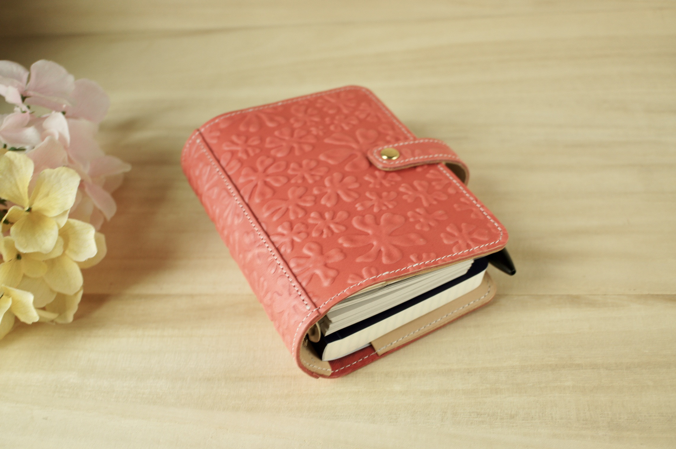 小花柄が可愛い薄紅色のたっぷり挟めるミニ6システム手帳