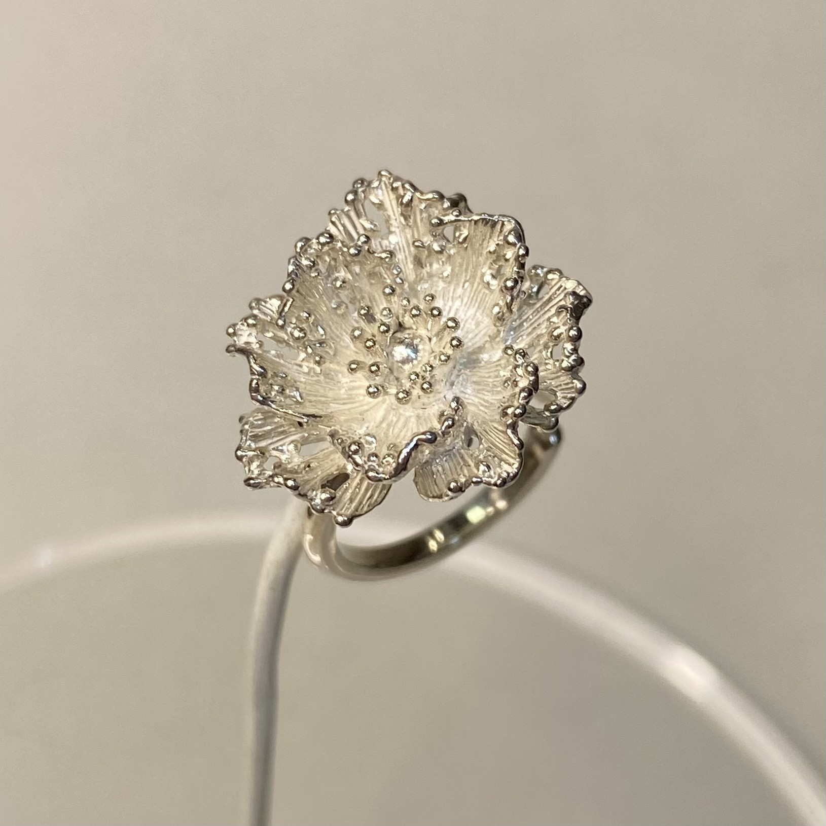 花のイヤーカフ