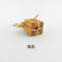寄木と革紐で作ったギフトボックスのファスナーチャーム /  バッグチャーム 《type F》 8枚目の画像