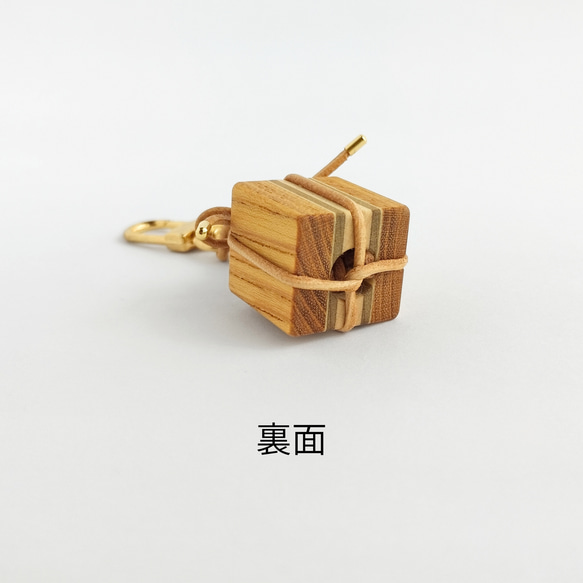 寄木と革紐で作ったギフトボックスのファスナーチャーム /  バッグチャーム 《type F》 8枚目の画像