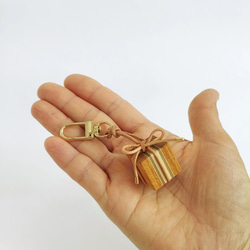 寄木と革紐で作ったギフトボックスのファスナーチャーム /  バッグチャーム 《type F》 5枚目の画像