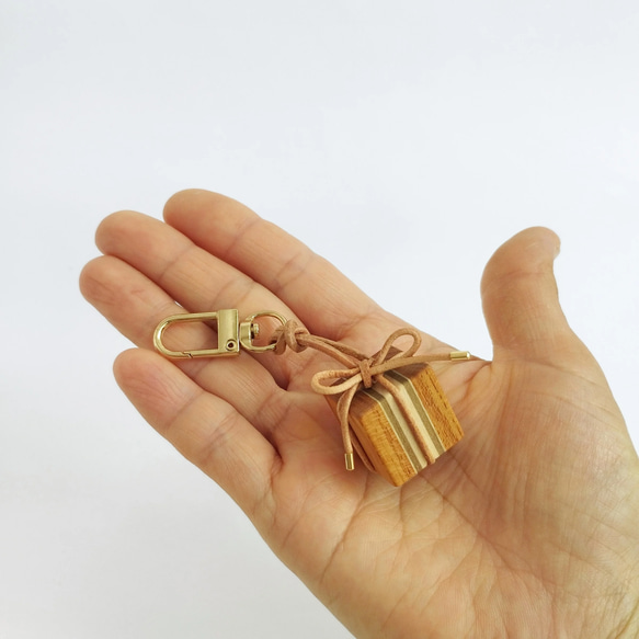 寄木と革紐で作ったギフトボックスのファスナーチャーム /  バッグチャーム 《type F》 5枚目の画像