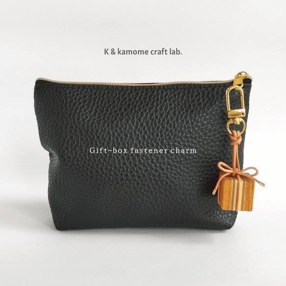 寄木と革紐で作ったギフトボックスのファスナーチャーム /  バッグチャーム 《type F》 1枚目の画像