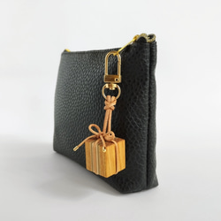 寄木と革紐で作ったギフトボックスのファスナーチャーム /  バッグチャーム 《type F》 3枚目の画像