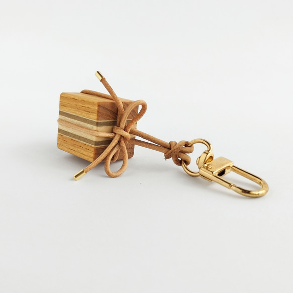 寄木と革紐で作ったギフトボックスのファスナーチャーム /  バッグチャーム 《type F》 6枚目の画像