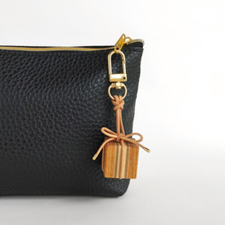 寄木と革紐で作ったギフトボックスのファスナーチャーム /  バッグチャーム 《type F》 2枚目の画像
