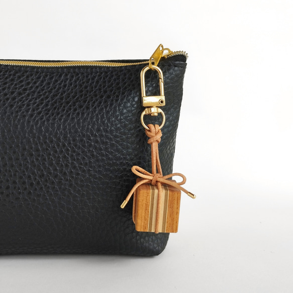 寄木と革紐で作ったギフトボックスのファスナーチャーム /  バッグチャーム 《type F》 2枚目の画像