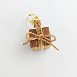 寄木と革紐で作ったギフトボックスのファスナーチャーム /  バッグチャーム 《type F》 7枚目の画像