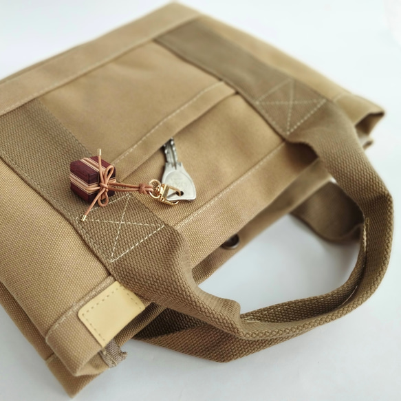 寄木と革紐で作ったギフトボックスのファスナーチャーム /  バッグチャーム 《type E》 11枚目の画像