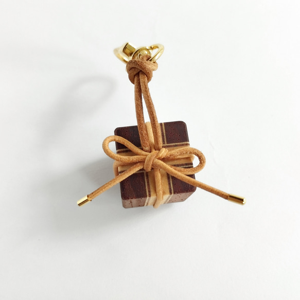 寄木と革紐で作ったギフトボックスのファスナーチャーム /  バッグチャーム 《type E》 6枚目の画像