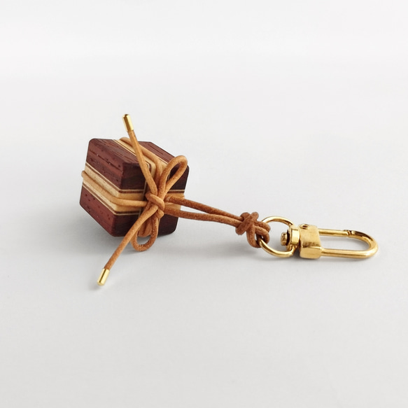 寄木と革紐で作ったギフトボックスのファスナーチャーム /  バッグチャーム 《type E》 5枚目の画像
