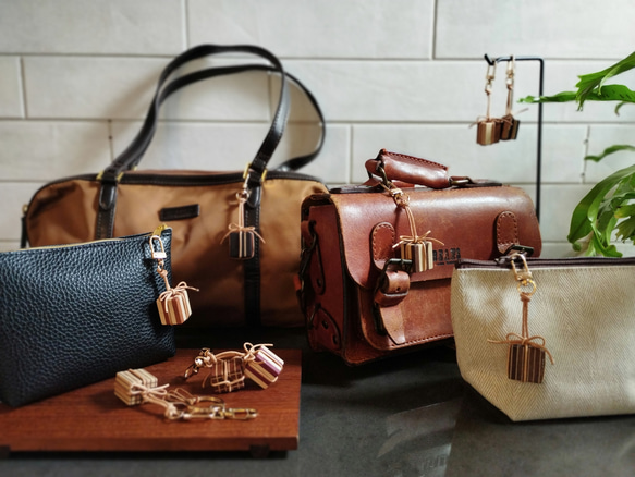 寄木と革紐で作ったギフトボックスのファスナーチャーム /  バッグチャーム 《type E》 13枚目の画像