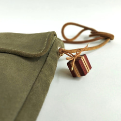 寄木と革紐で作ったギフトボックスのファスナーチャーム /  バッグチャーム 《type E》 9枚目の画像