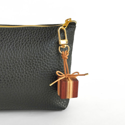 寄木と革紐で作ったギフトボックスのファスナーチャーム /  バッグチャーム 《type E》 2枚目の画像