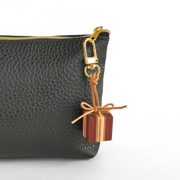 寄木と革紐で作ったギフトボックスのファスナーチャーム /  バッグチャーム 《type E》 2枚目の画像