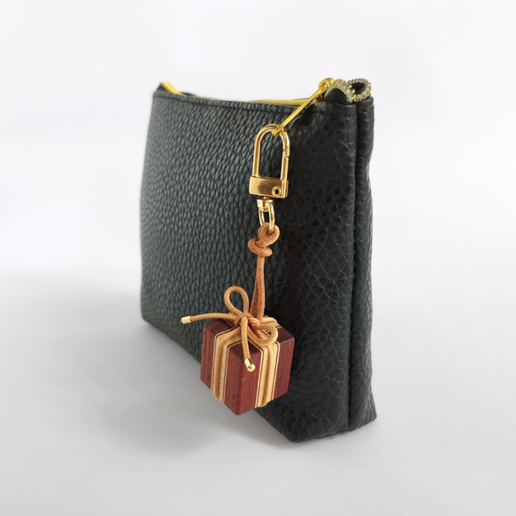 寄木と革紐で作ったギフトボックスのファスナーチャーム /  バッグチャーム 《type E》 3枚目の画像