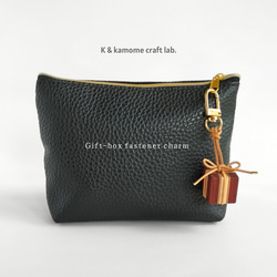 寄木と革紐で作ったギフトボックスのファスナーチャーム /  バッグチャーム 《type E》 1枚目の画像