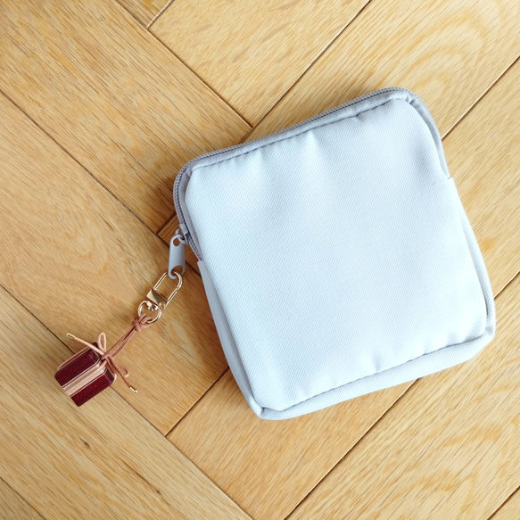 寄木と革紐で作ったギフトボックスのファスナーチャーム /  バッグチャーム 《type E》 10枚目の画像