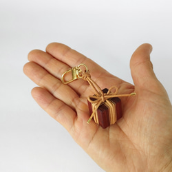 寄木と革紐で作ったギフトボックスのファスナーチャーム /  バッグチャーム 《type E》 4枚目の画像