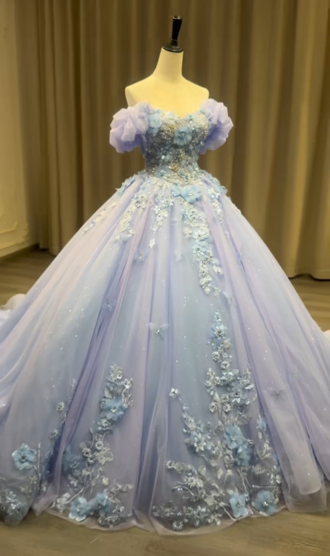 人気作品！ラベンダー色紫　オフショルダー　胸フリル　立体感お花飾り　二の腕カバー　プリンセスライン　編みあげ　トレーン