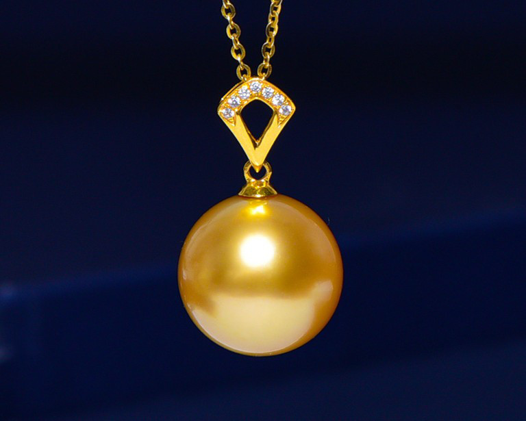 ルミナ8～14mm南洋ゴールドパールネックレスと18金シングルペンダント。エレガントで優しい、深みのあるゴールドカラー。お母様や