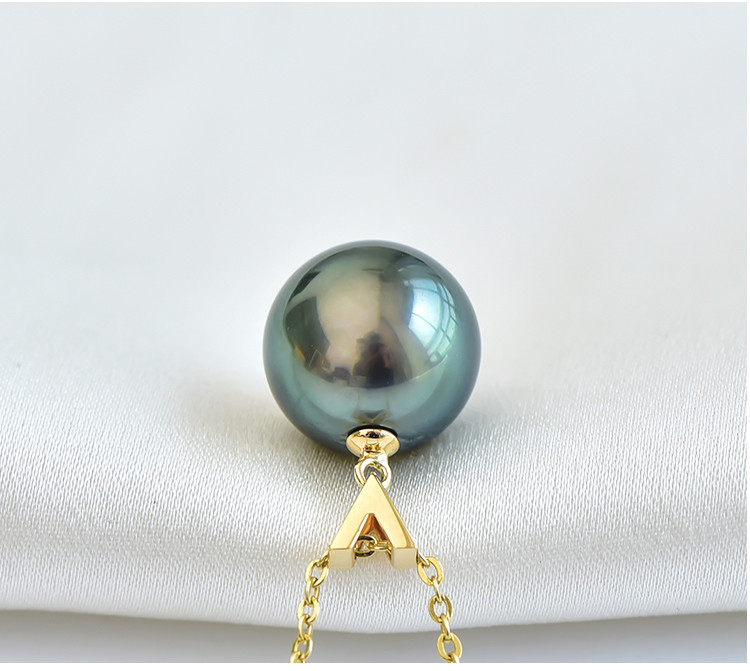 ルミナ8～13mmタヒチ産天然黒蝶真珠ネックレス。18金ゴールドペンダント付き。完璧なラウンドシェイプで、強い輝きとエレガントな