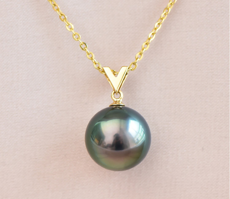 ルミナ8～13mmタヒチ産天然黒蝶真珠ネックレス。18金ゴールドペンダント付き。完璧なラウンドシェイプで、強い輝きとエレガントな