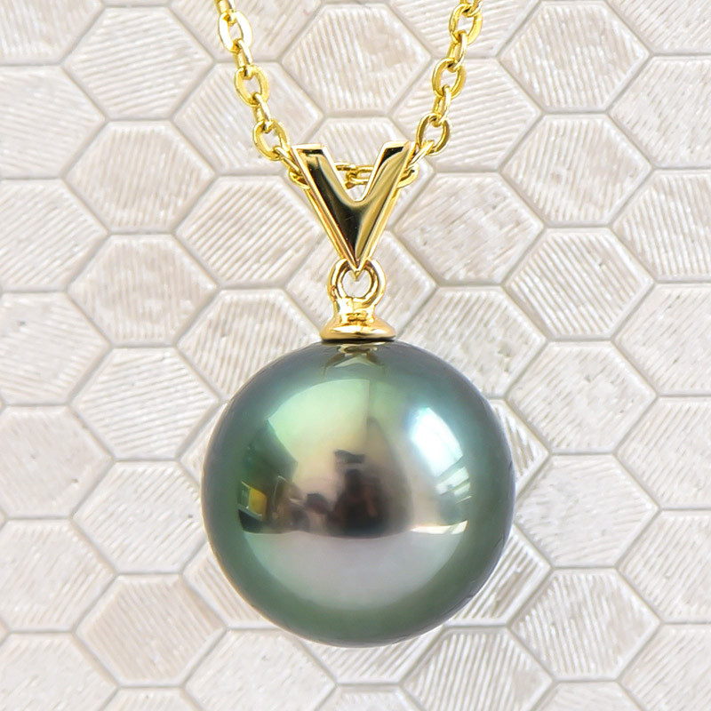 ルミナ8～13mmタヒチ産天然黒蝶真珠ネックレス。18金ゴールドペンダント付き。完璧なラウンドシェイプで、強い輝きとエレガントな