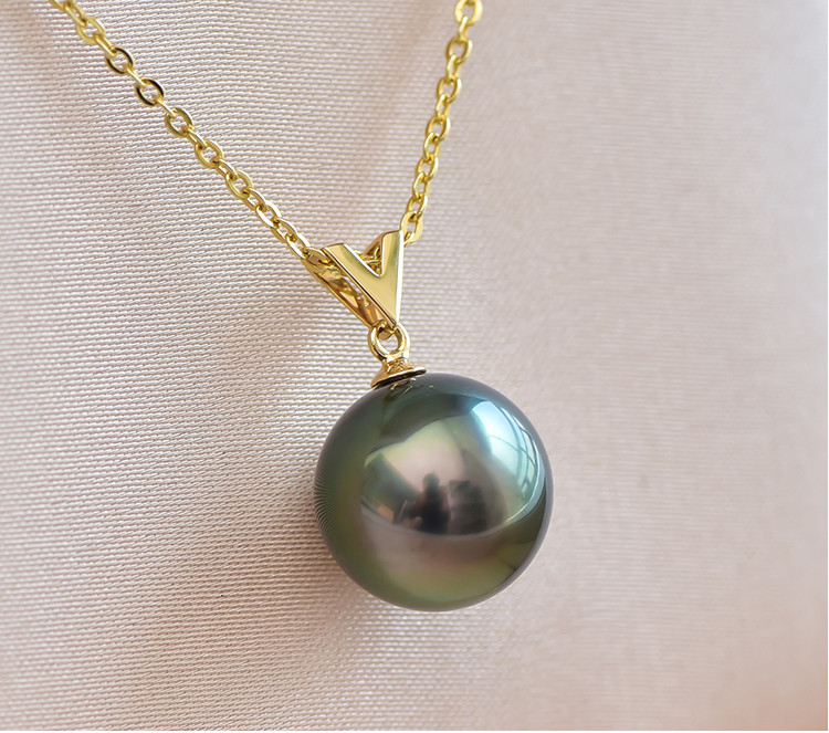 ルミナ8～13mmタヒチ産天然黒蝶真珠ネックレス。18金ゴールドペンダント付き。完璧なラウンドシェイプで、強い輝きとエレガントな
