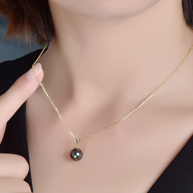ルミナ8～13mmタヒチ産天然黒蝶真珠ネックレス。18金ゴールドペンダント付き。完璧なラウンドシェイプで、強い輝きとエレガントな