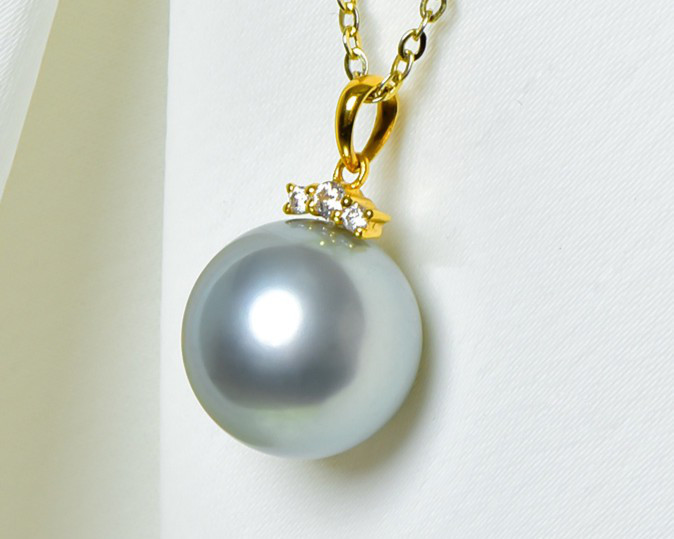 ルミナ9-14mmタヒチ産天然黒蝶真珠ネックレス。18Kゴールドのまつげペンダントとプラチナグレーの輝きを添えて。エレガントなフ