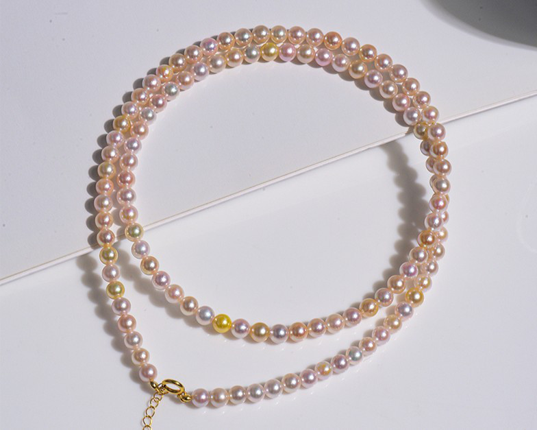 ルミナ3～3.5mmの日本製アコヤ真珠ネックレス。サクラピンクのミックスカラービーズデザイン。小ぶりで繊細なフォルム、エレガント