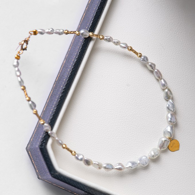 ルミナ 1.5～3mm 南洋ホワイトワイルドケシ海水パールブレスレット。18Kゴールドのシェイプパールをあしらっています。洗練さ