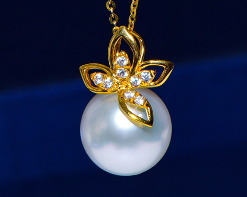 11～14mmの天然海水真珠ネックレス（ルミナ）と18金ゴールドのシングルペンダント。柔らかくエレガントなデザインで、ご年配の方