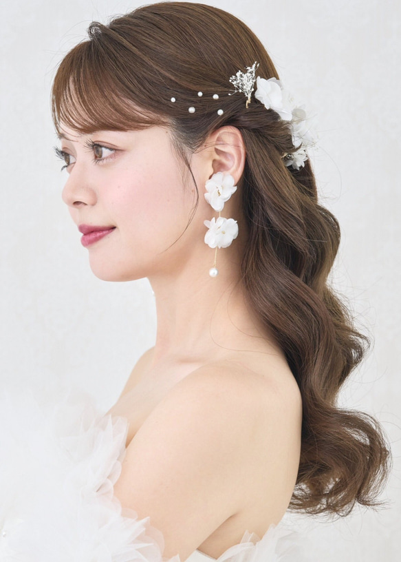 ME291 花嫁ピアス大ぶりホワイトフラワー ブライダルイヤリング　ウェディングイヤリング ウェディングピアス 結婚 3枚目の画像