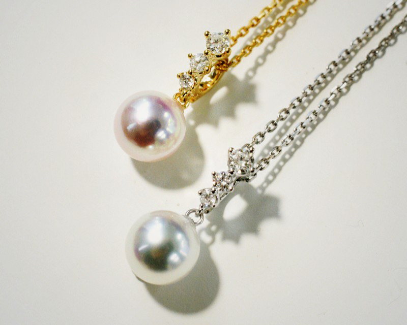 ルミナ8.5-9mmの日本製アコヤ真珠ネックレス。18金ゴールドのペンダントトップ付き。エレガントでスタイリッシュなこのネックレ