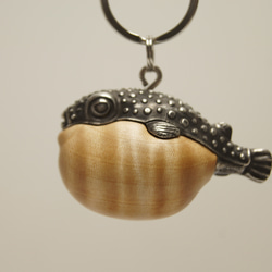 フグ　橡　縮杢☆（木材）ピューター（金属）キーホルダー、ペンダント、バッグチャーム、置物 4枚目の画像