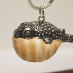 フグ　橡　縮杢☆（木材）ピューター（金属）キーホルダー、ペンダント、バッグチャーム、置物 6枚目の画像