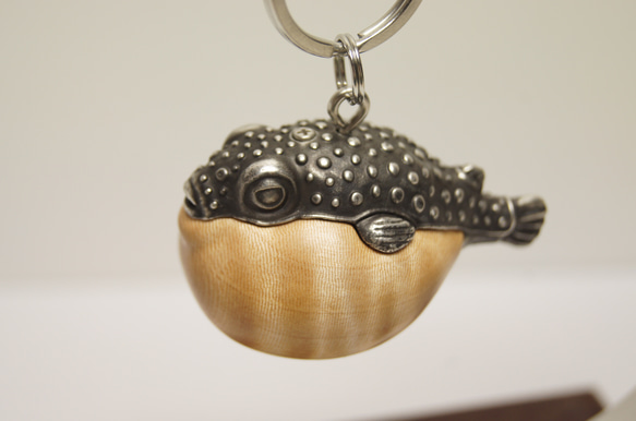 フグ　橡　縮杢☆（木材）ピューター（金属）キーホルダー、ペンダント、バッグチャーム、置物 6枚目の画像