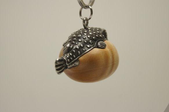 フグ　橡　縮杢☆（木材）ピューター（金属）キーホルダー、ペンダント、バッグチャーム、置物 5枚目の画像