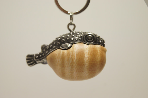 フグ　橡　縮杢☆（木材）ピューター（金属）キーホルダー、ペンダント、バッグチャーム、置物 1枚目の画像