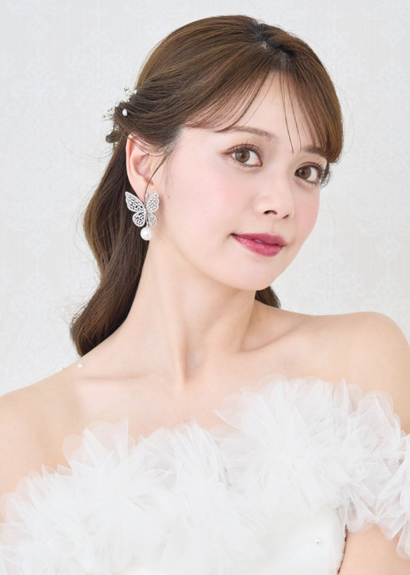 ME293 ブライダルピアス  蝶々 大ぶり　揺れる ブライダルイヤリング　ウェディングイヤリング  　　 2枚目の画像