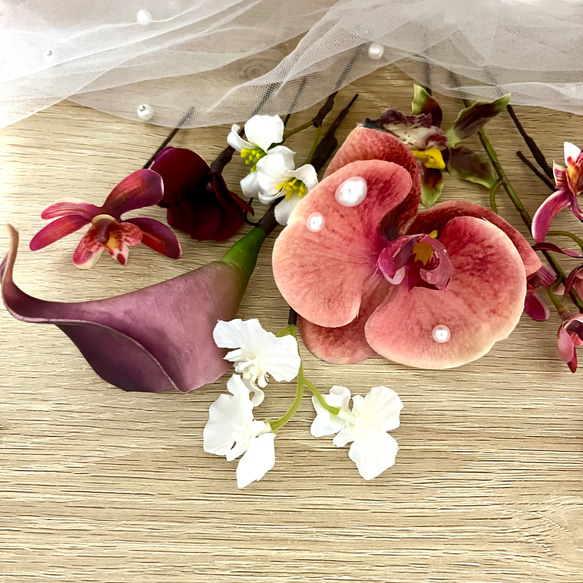 〈送料無料〉⌘パール付⌘ピーチバーガンディ⌘カラーリリィと胡蝶蘭の髪飾り 結婚式 成人式 卒業式 和装 2枚目の画像