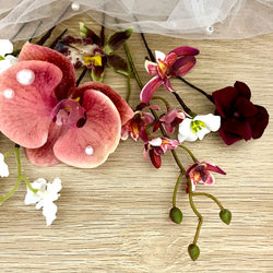 〈送料無料〉⌘パール付⌘ピーチバーガンディ⌘カラーリリィと胡蝶蘭の髪飾り 結婚式 成人式 卒業式 和装 3枚目の画像